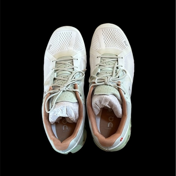 On Cloudflow Women’s Running Shoe In Aloe/White size 10.5 worn inside once - Picture 2 of 16